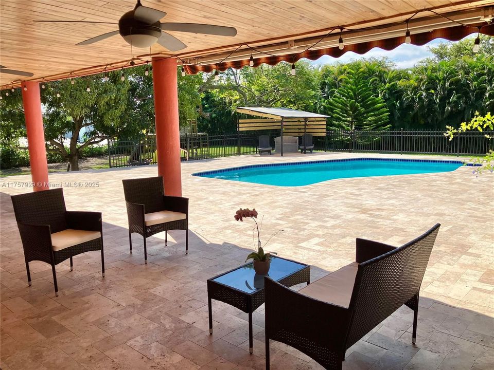 最近售出: $1,620,000 (4 贝兹, 3 浴室, 3328 平方英尺)