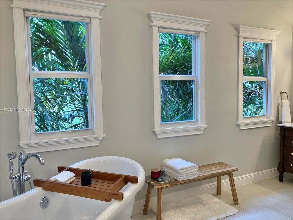 最近售出: $1,620,000 (4 贝兹, 3 浴室, 3328 平方英尺)