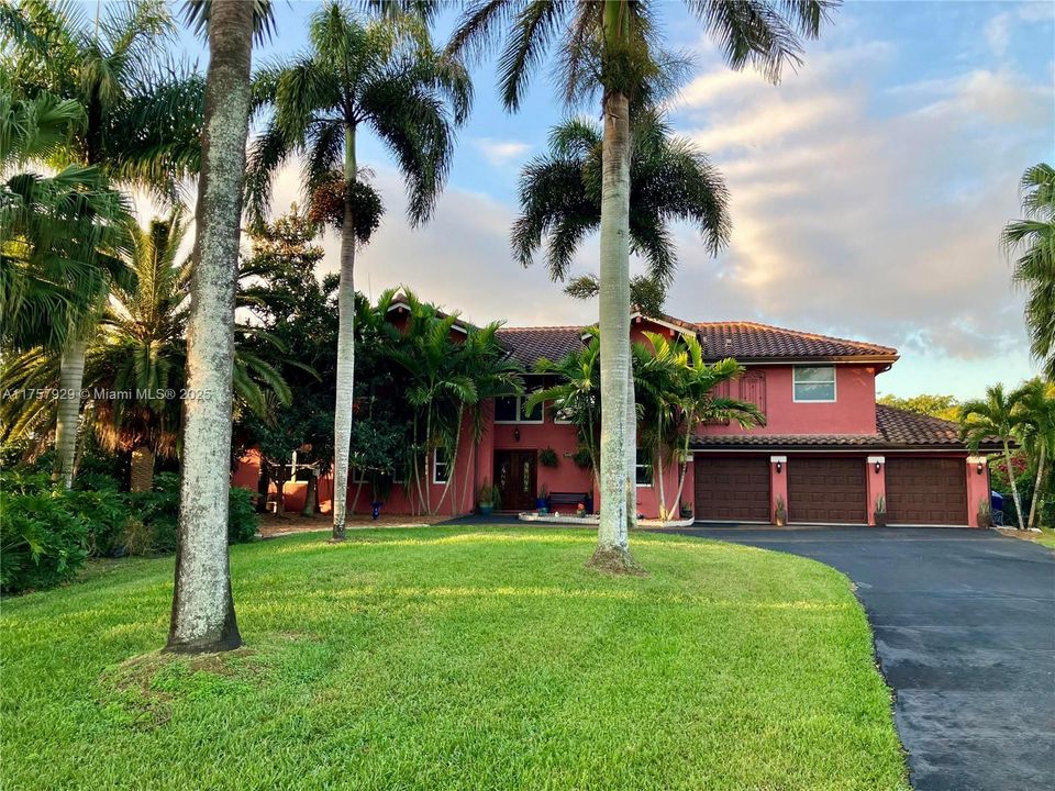 最近售出: $1,620,000 (4 贝兹, 3 浴室, 3328 平方英尺)