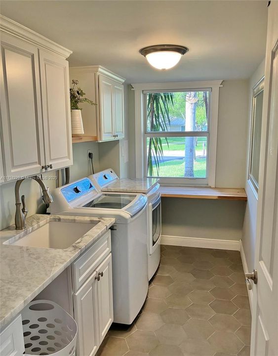 最近售出: $1,620,000 (4 贝兹, 3 浴室, 3328 平方英尺)