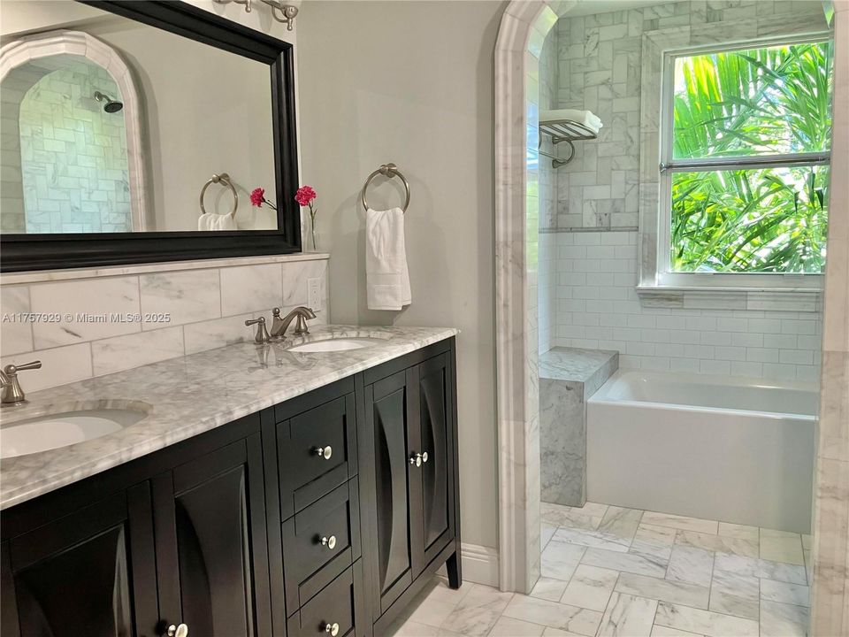 最近售出: $1,620,000 (4 贝兹, 3 浴室, 3328 平方英尺)