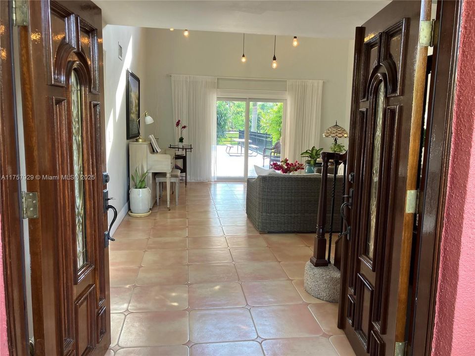 最近售出: $1,620,000 (4 贝兹, 3 浴室, 3328 平方英尺)