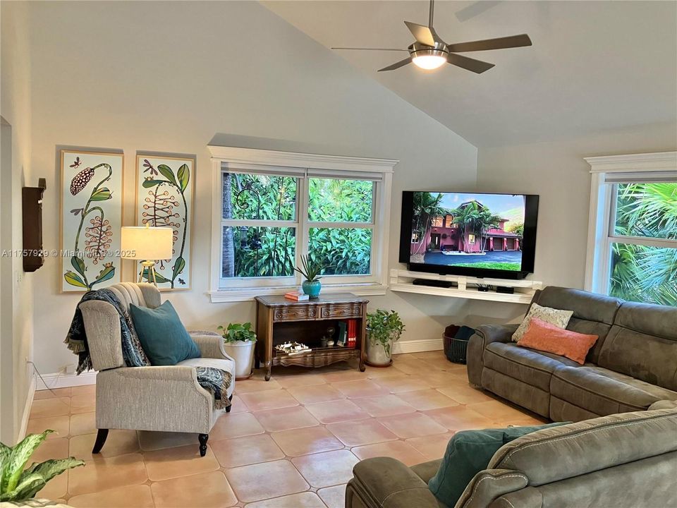 最近售出: $1,620,000 (4 贝兹, 3 浴室, 3328 平方英尺)