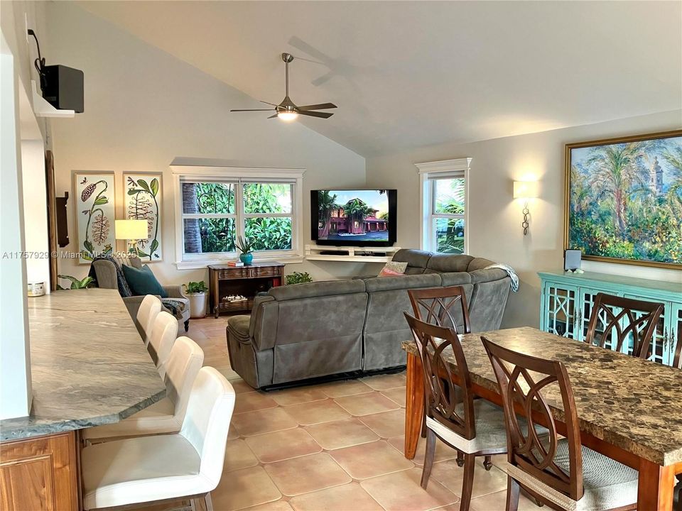 最近售出: $1,620,000 (4 贝兹, 3 浴室, 3328 平方英尺)