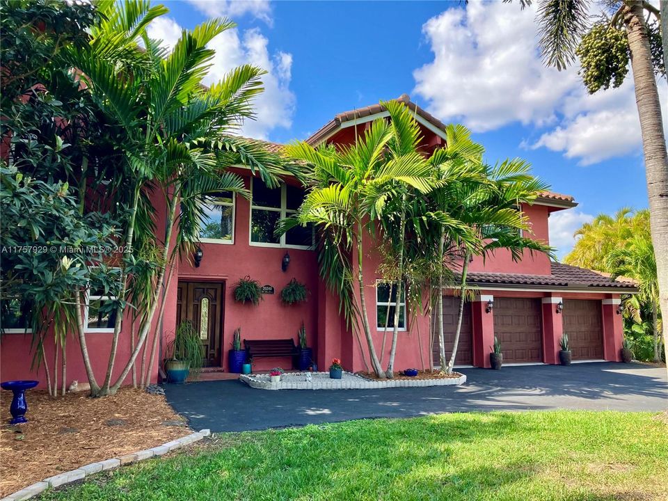 最近售出: $1,620,000 (4 贝兹, 3 浴室, 3328 平方英尺)