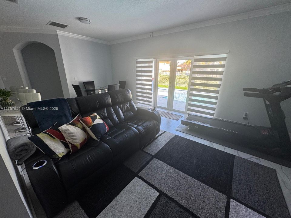 最近售出: $825,000 (3 贝兹, 2 浴室, 2055 平方英尺)