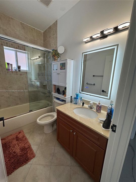 最近售出: $825,000 (3 贝兹, 2 浴室, 2055 平方英尺)