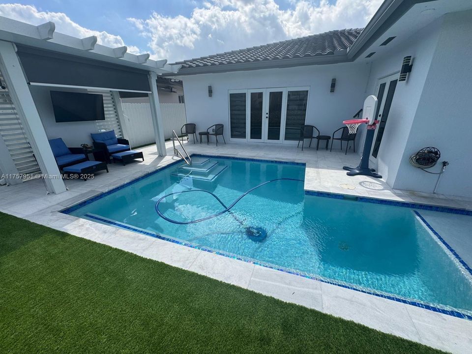 最近售出: $825,000 (3 贝兹, 2 浴室, 2055 平方英尺)