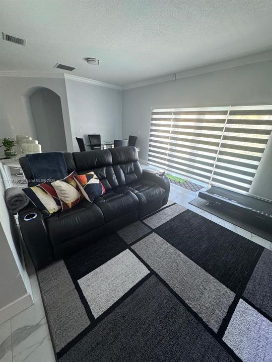 最近售出: $825,000 (3 贝兹, 2 浴室, 2055 平方英尺)