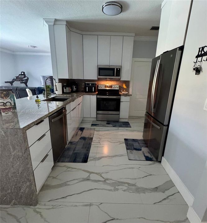 最近售出: $825,000 (3 贝兹, 2 浴室, 2055 平方英尺)