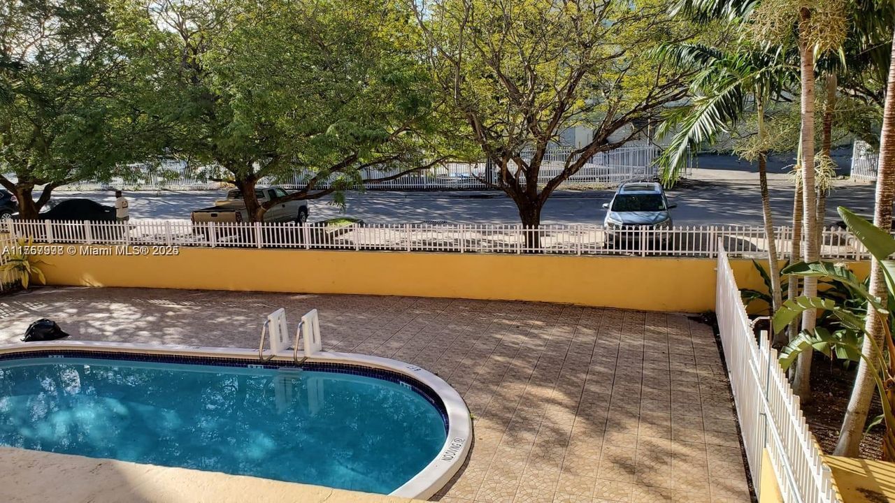 For Sale: $215,000 (1 beds, 1 baths, 700 Square Feet)