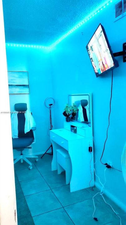 For Sale: $215,000 (1 beds, 1 baths, 700 Square Feet)