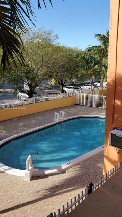 For Sale: $215,000 (1 beds, 1 baths, 700 Square Feet)