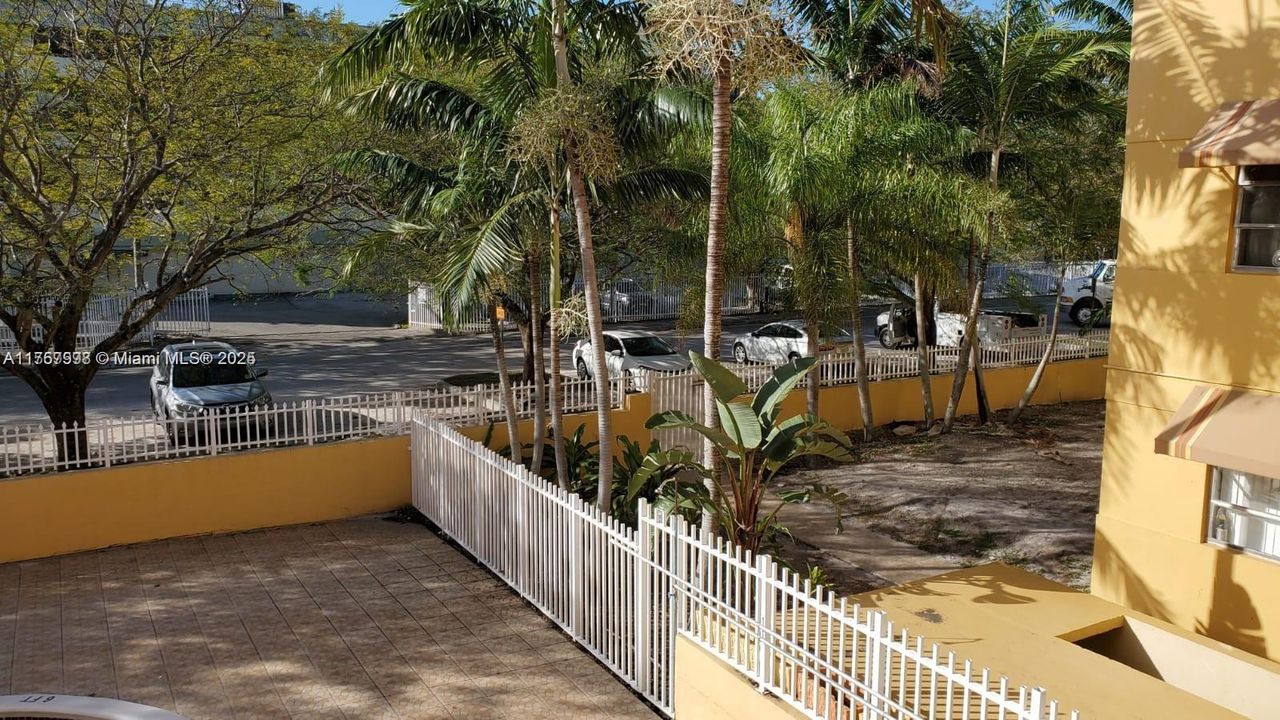 For Sale: $215,000 (1 beds, 1 baths, 700 Square Feet)