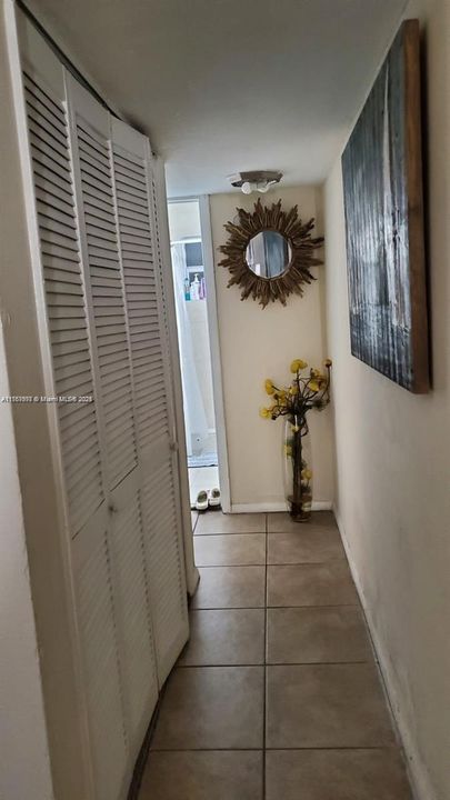 For Sale: $215,000 (1 beds, 1 baths, 700 Square Feet)