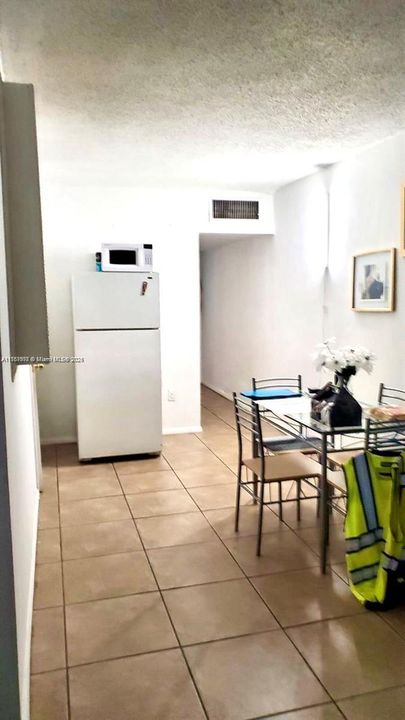 For Sale: $215,000 (1 beds, 1 baths, 700 Square Feet)