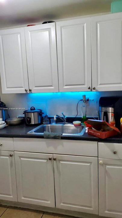 For Sale: $215,000 (1 beds, 1 baths, 700 Square Feet)