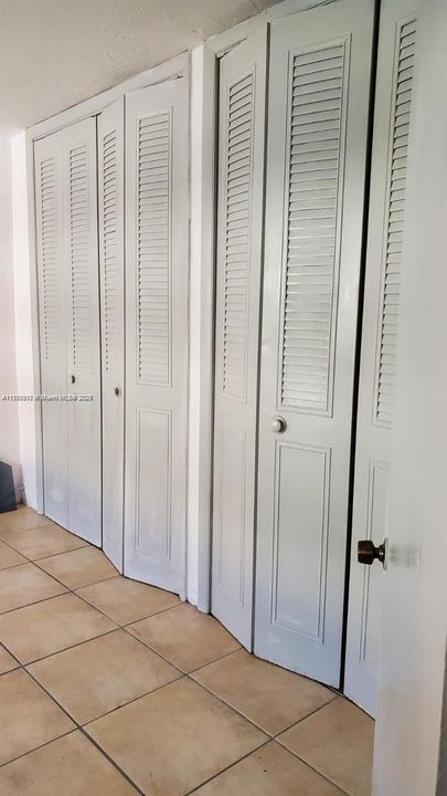 For Sale: $215,000 (1 beds, 1 baths, 700 Square Feet)