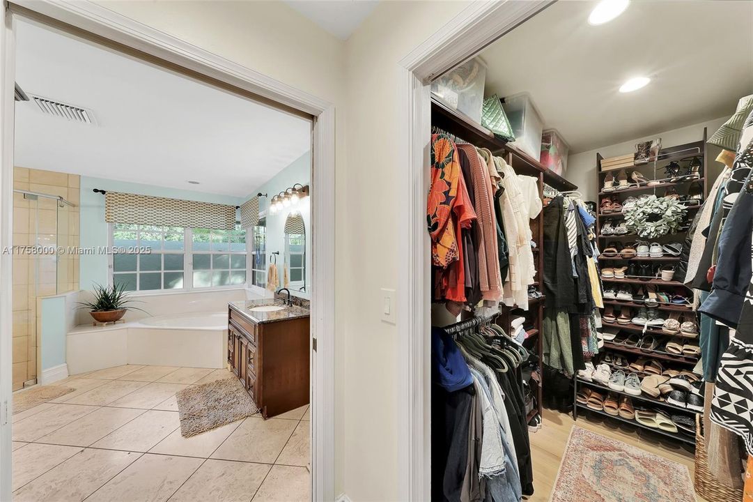 Recently Sold: $1,495,000 (6 beds, 4 baths, 4140 Square Feet)