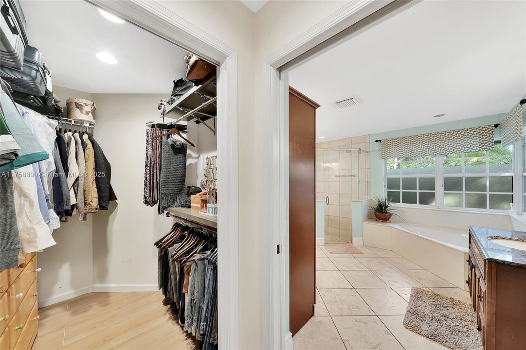 Recently Sold: $1,495,000 (6 beds, 4 baths, 4140 Square Feet)