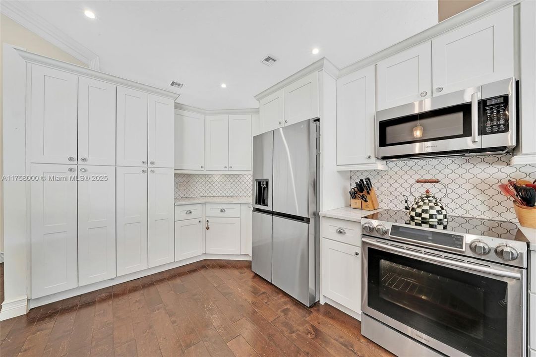 Recently Sold: $1,495,000 (6 beds, 4 baths, 4140 Square Feet)