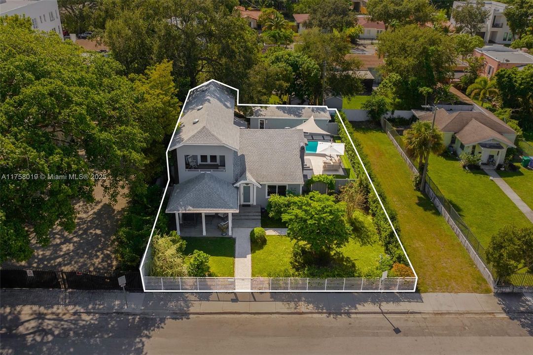 Recently Sold: $1,895,000 (4 beds, 3 baths, 2438 Square Feet)