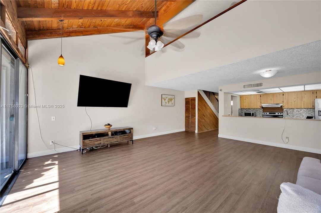 最近售出: $399,999 (2 贝兹, 2 浴室, 1318 平方英尺)