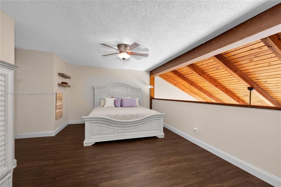 最近售出: $399,999 (2 贝兹, 2 浴室, 1318 平方英尺)