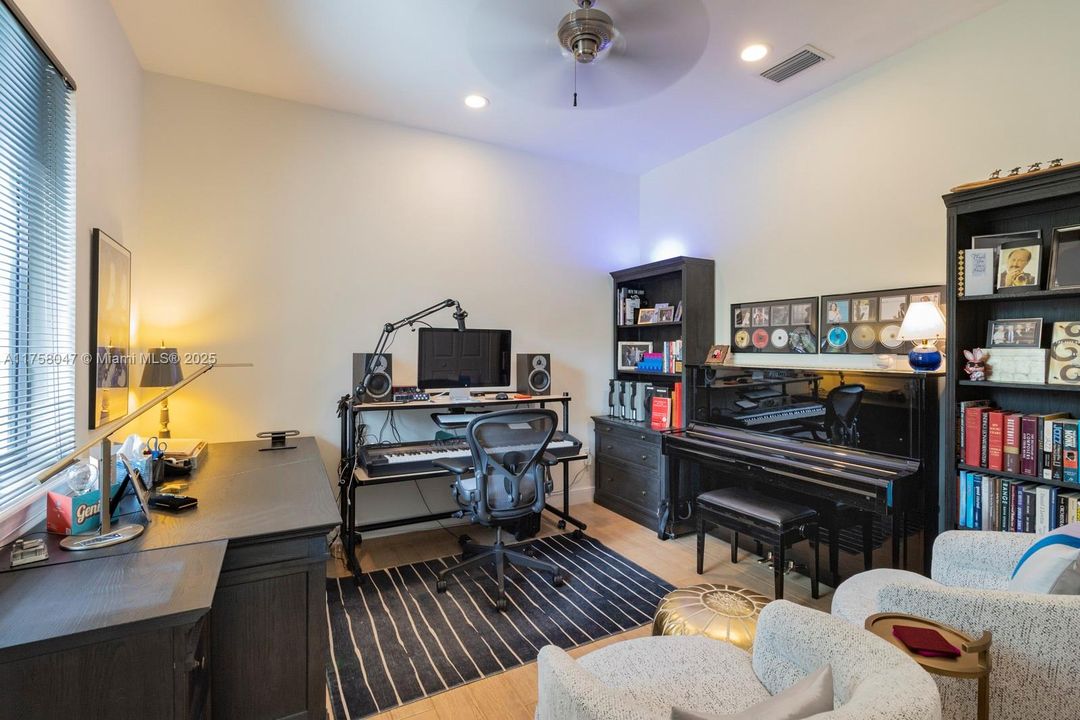 Recently Sold: $2,850,000 (5 beds, 5 baths, 3587 Square Feet)