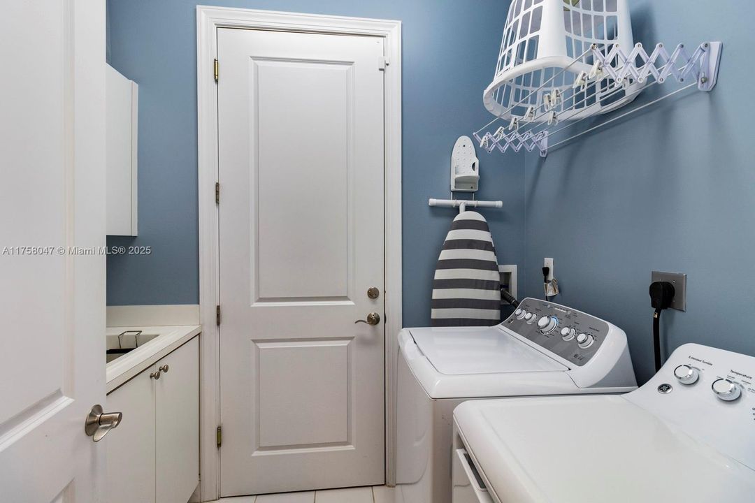 Recently Sold: $2,850,000 (5 beds, 5 baths, 3587 Square Feet)