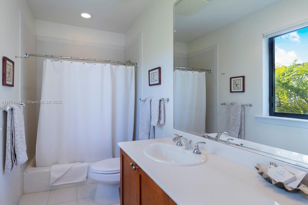 Recently Sold: $2,850,000 (5 beds, 5 baths, 3587 Square Feet)