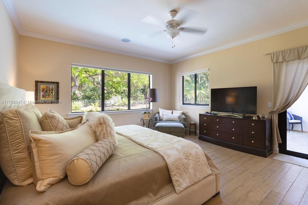 Recently Sold: $2,850,000 (5 beds, 5 baths, 3587 Square Feet)