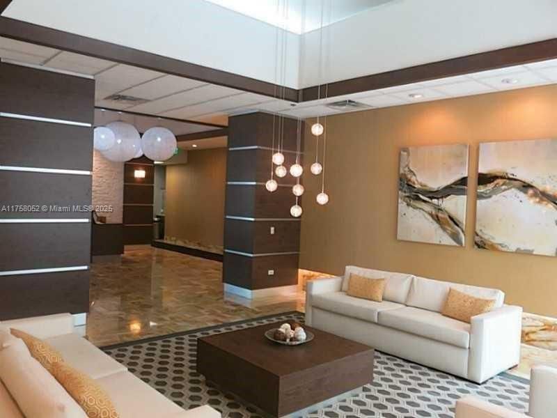 合同活跃: $755,000 (2 贝兹, 2 浴室, 1299 平方英尺)