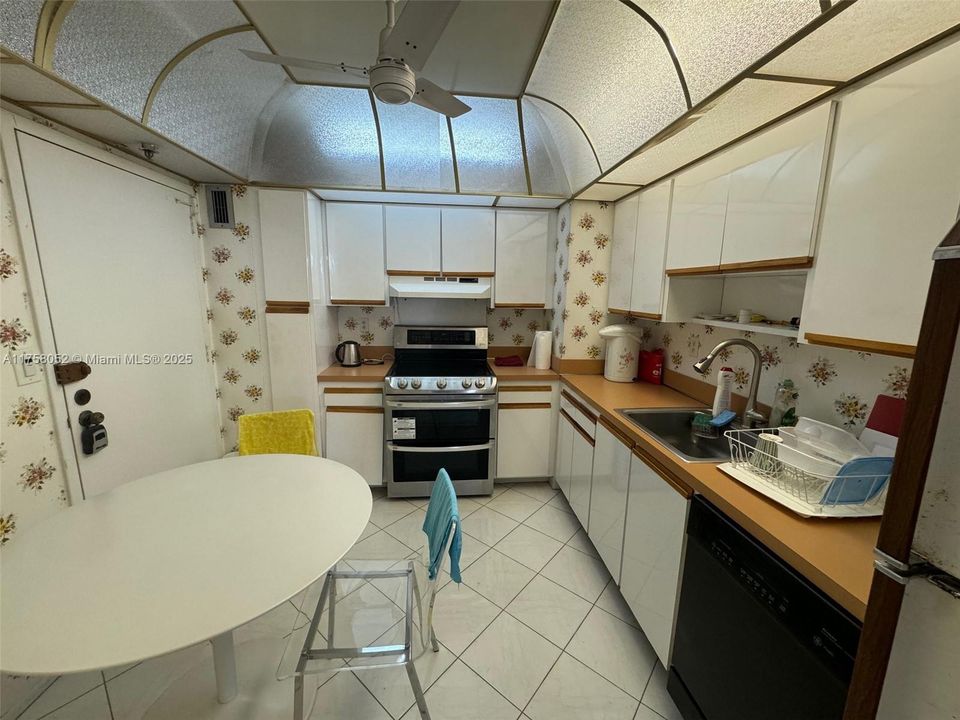 合同活跃: $755,000 (2 贝兹, 2 浴室, 1299 平方英尺)