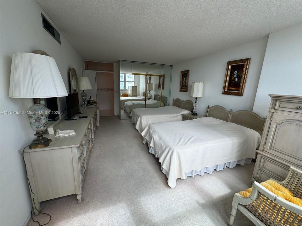 合同活跃: $755,000 (2 贝兹, 2 浴室, 1299 平方英尺)