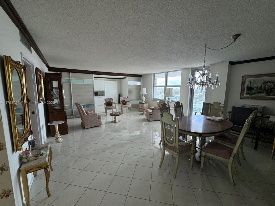 合同活跃: $755,000 (2 贝兹, 2 浴室, 1299 平方英尺)