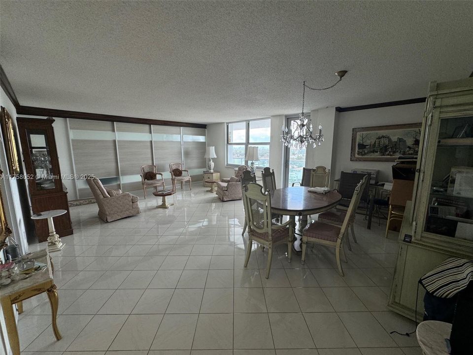 合同活跃: $755,000 (2 贝兹, 2 浴室, 1299 平方英尺)