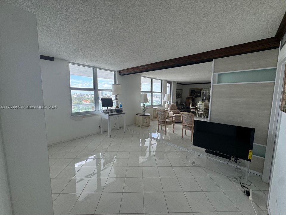 合同活跃: $755,000 (2 贝兹, 2 浴室, 1299 平方英尺)