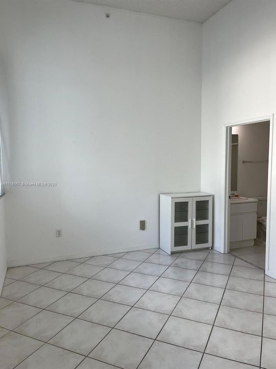 待售: $159,000 (0 贝兹, 1 浴室, 330 平方英尺)