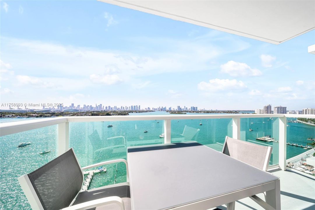 Active With Contract: $680,000 (1 beds, 1 baths, 852 Square Feet)