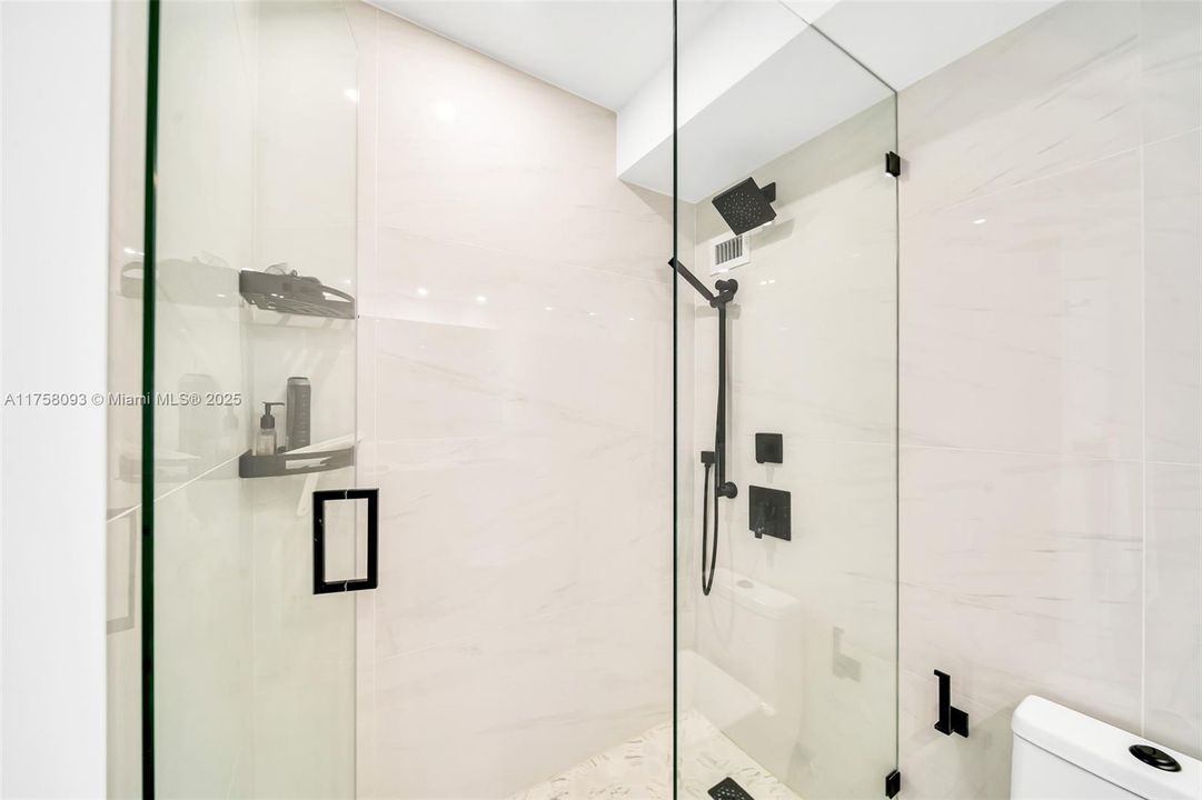 Active With Contract: $680,000 (1 beds, 1 baths, 852 Square Feet)