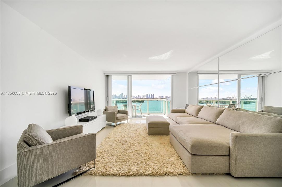 Active With Contract: $680,000 (1 beds, 1 baths, 852 Square Feet)