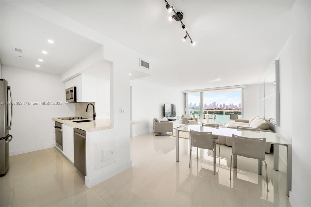 Active With Contract: $680,000 (1 beds, 1 baths, 852 Square Feet)