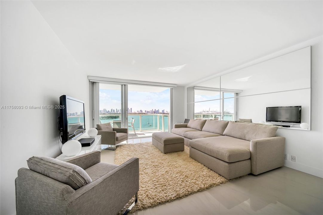 Active With Contract: $680,000 (1 beds, 1 baths, 852 Square Feet)