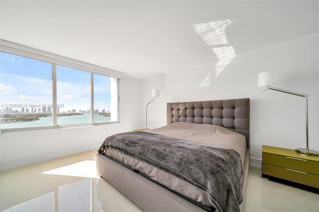 Active With Contract: $680,000 (1 beds, 1 baths, 852 Square Feet)