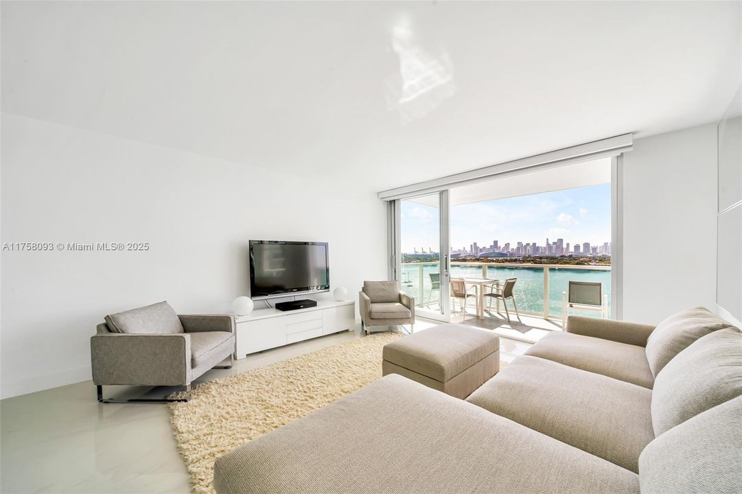 Active With Contract: $680,000 (1 beds, 1 baths, 852 Square Feet)