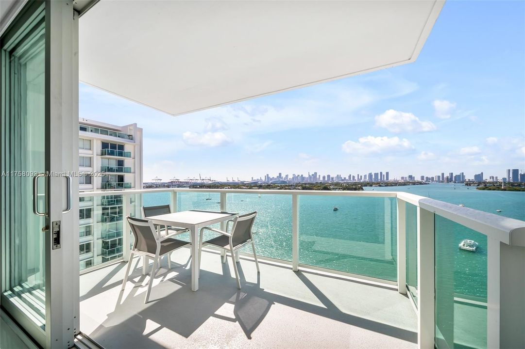 Active With Contract: $680,000 (1 beds, 1 baths, 852 Square Feet)