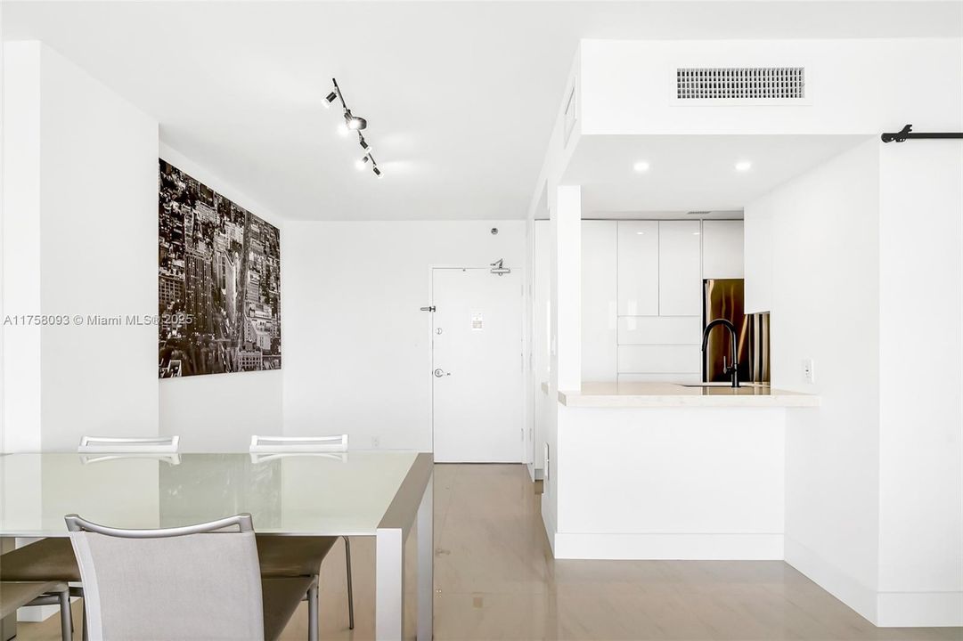 Active With Contract: $680,000 (1 beds, 1 baths, 852 Square Feet)