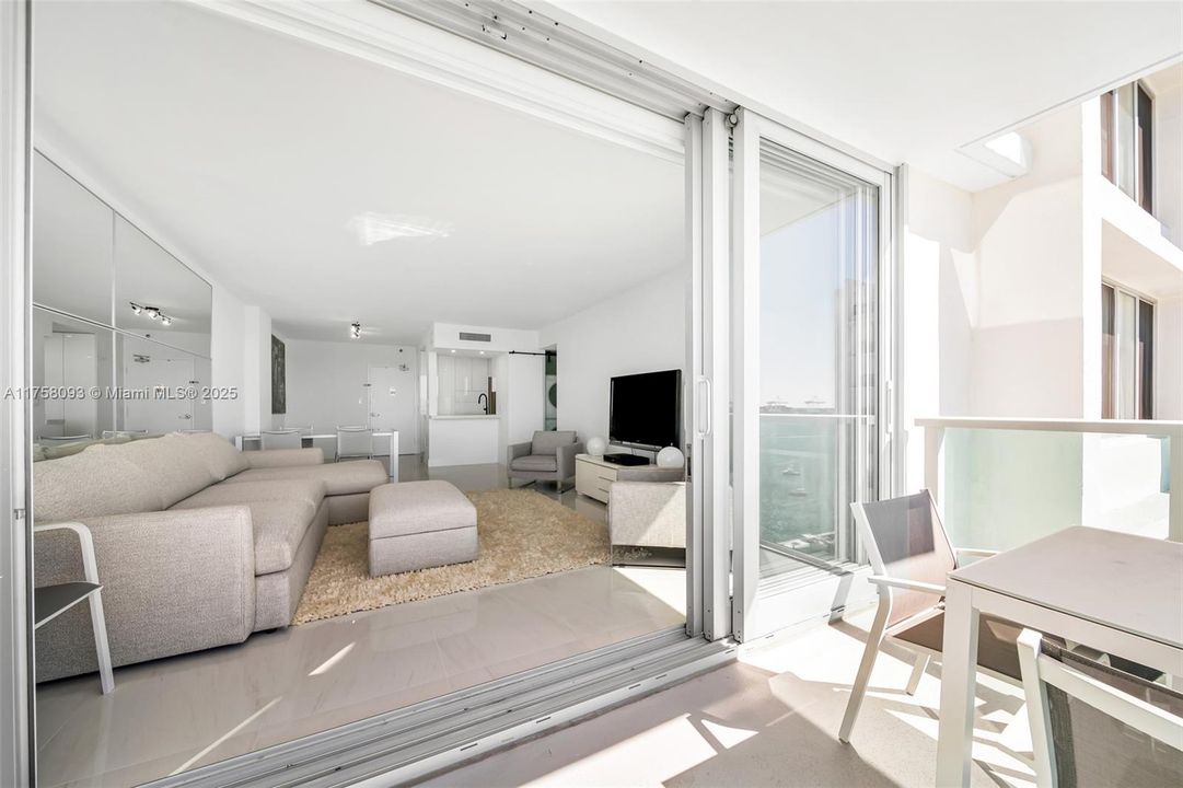 Active With Contract: $680,000 (1 beds, 1 baths, 852 Square Feet)