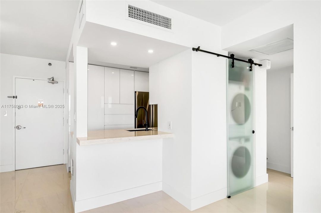 Active With Contract: $680,000 (1 beds, 1 baths, 852 Square Feet)